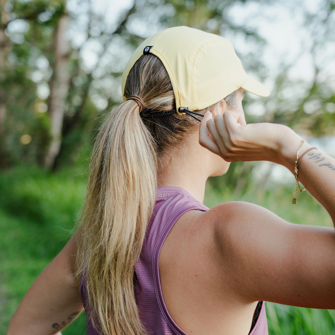 Runner wearing E-ALBA Cap outdoors