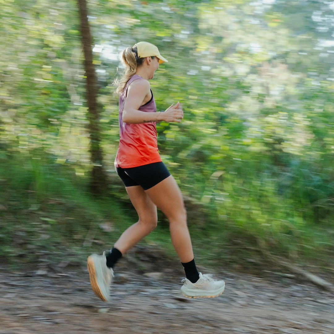 Runner wearing E-ALBA Cap outdoors