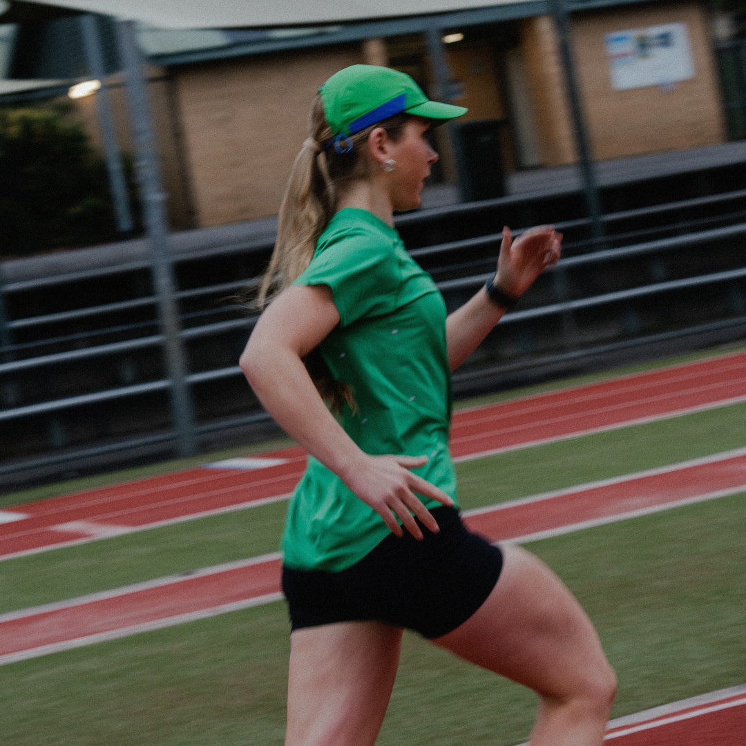 Runner wearing E-GREEN BEE Running Cap outdoors