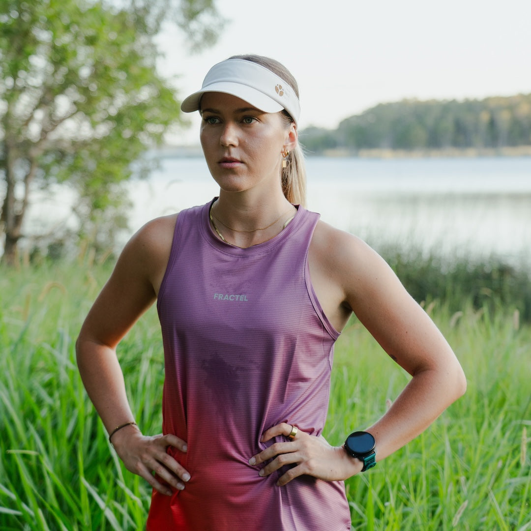 Runner wearing V-SHORELINE Visor outdoors