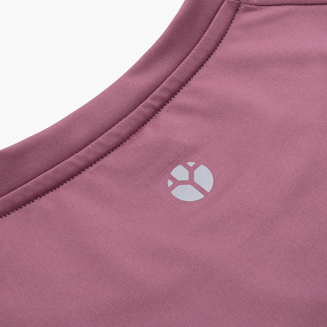 Close-up of FRACTEL logo on back of Women's S-AURA Running Shirt